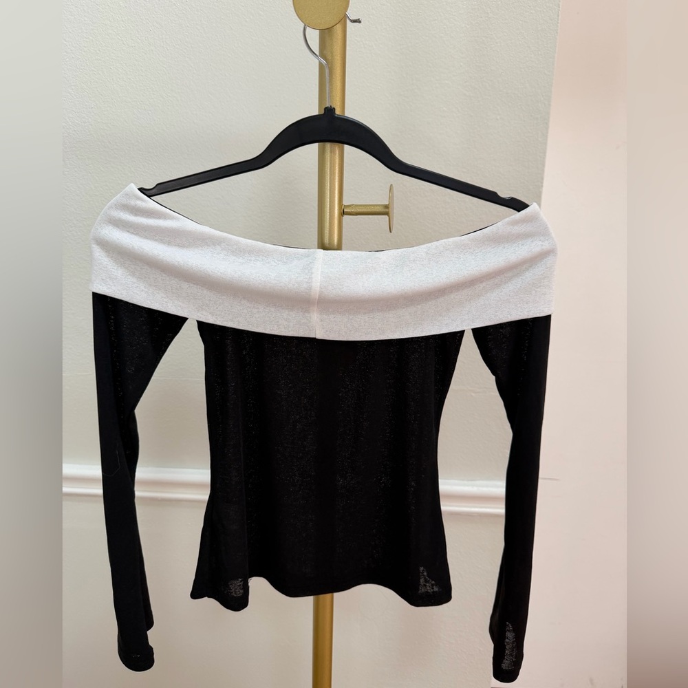 ALL THE WAYS (Revolve) Off shoulder top - Picture 4 of 5